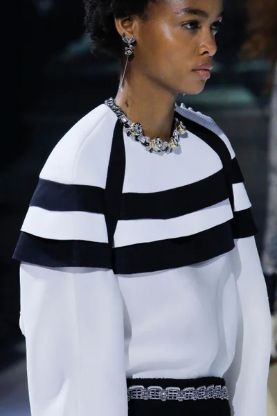 Look 10